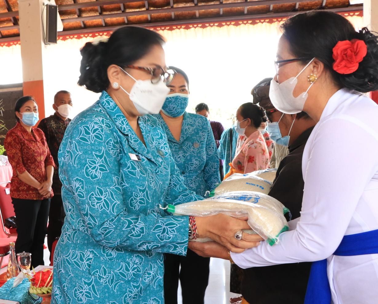 podiumnews.com-Ny Putri Koster Serahkan Bantuan Enam Ton Beras di Kintamani